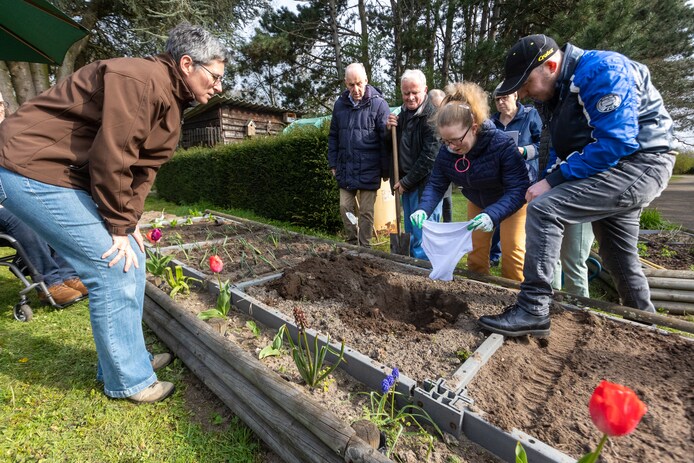 IN BEELD. Even onderbroeken begraven in tuin... om te zien of bodem wel ...