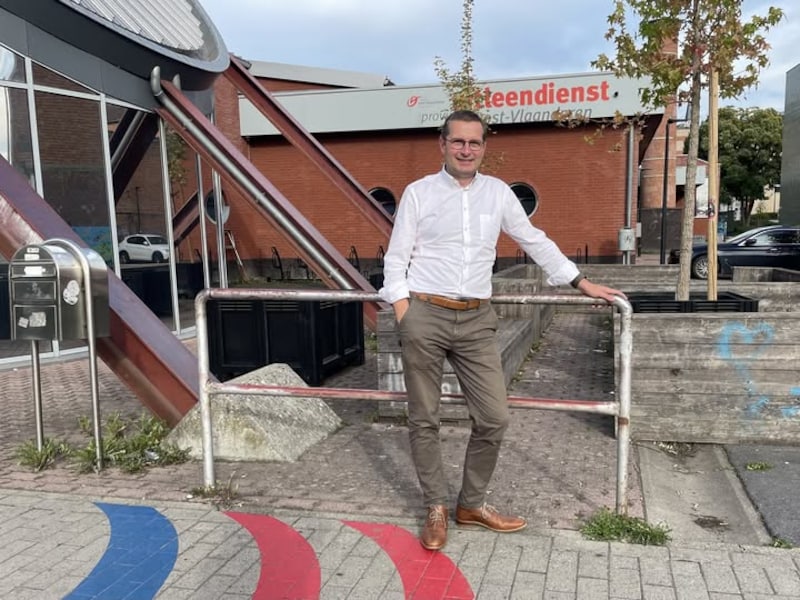 Burgemeester Fernand Van Trimpont aan Jeugdhuis De Spiraal.