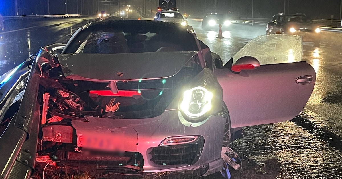 Porsche crasht tegen vangrail langs E403 | Regio | HLN.be