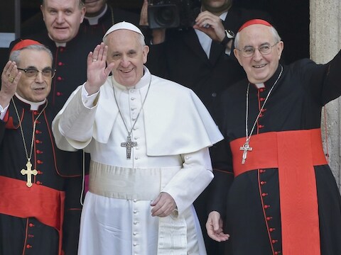 De Spaanse kardinaal Santos Abril, paus Franciscus I en de Italiaanse kardinaal Agostino Vallini.