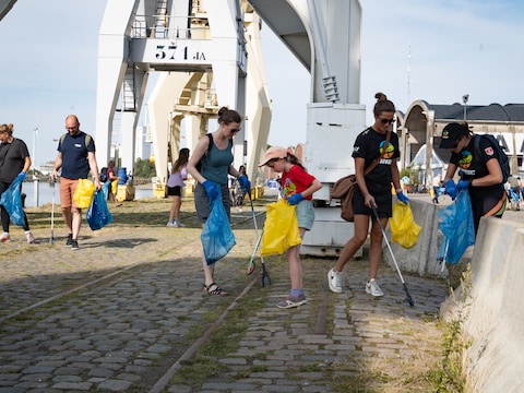 De jaarlijkse actie van River Cleanup waarbij vrijwilligers afval uit de rivieren en van de oevers halen.