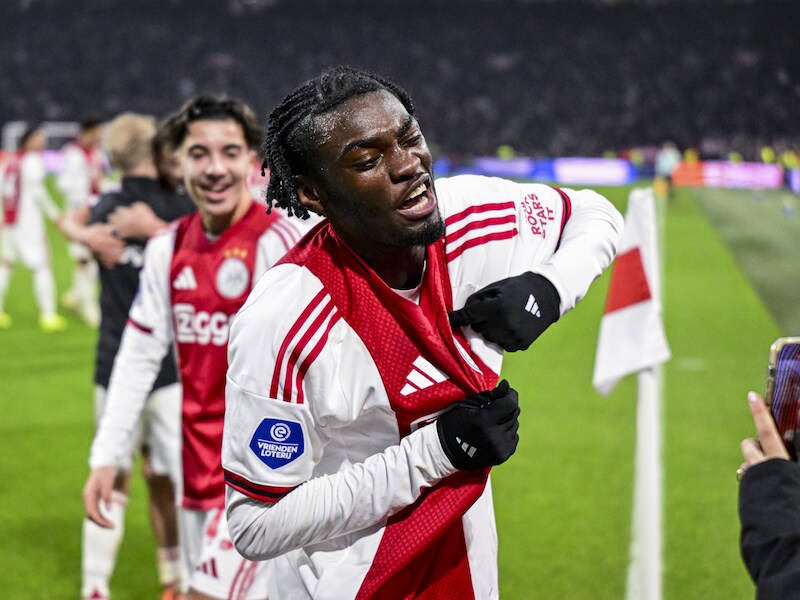 Mede dankzij knappe goal 17-jarige Belg Jorthy Mokio: Ajax zet aartsrivaal Feyenoord opzij in Klassieker