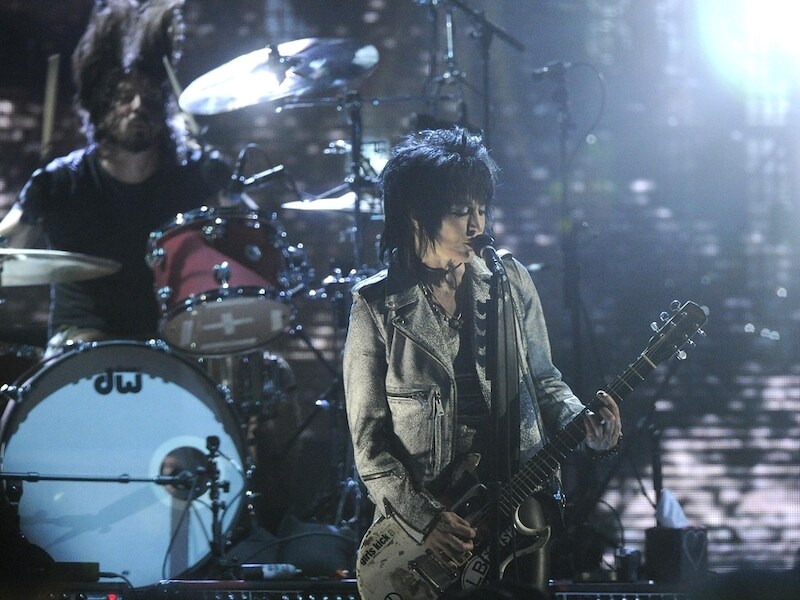 Joan Jett, achter haar drumt Dave Grohl de pannen van het dak.