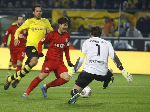 Heung Min Son omspeelt Weidenfeller en scoort de enige goal.