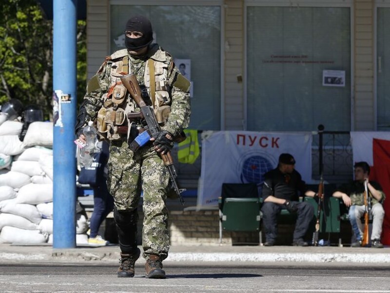 Een lid van de pro-Russische milities in Slavjansk, waar zeven waarnemers van de OVSE zijn gegijzeld.