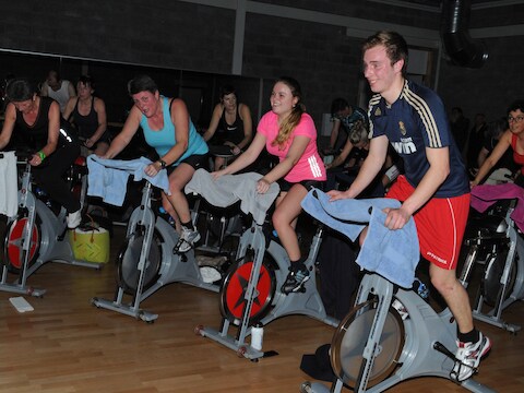 De deelnemers van de spinningmarathon fietsten zich de ziel uit het lijf in de sporthal.