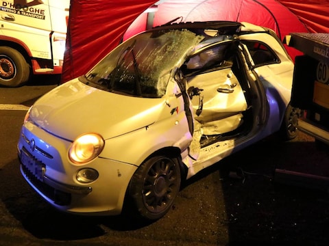 De wagen slipt tegen een geparkeerde oplegger.
