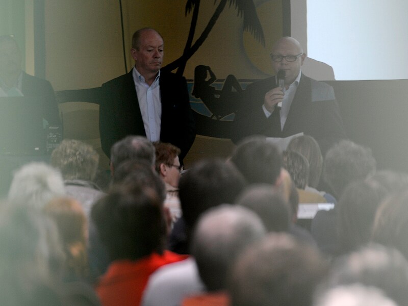 Gouverneur Jan Briers op de informatievergadering vanavond in Wetteren.