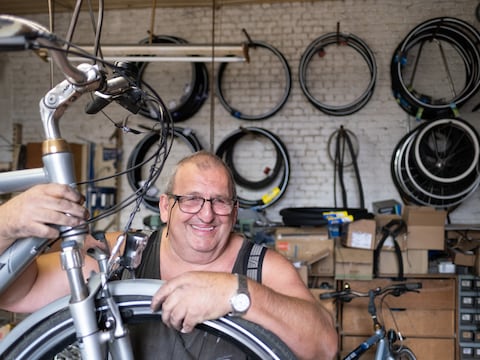 Guy Geuens kort voor zijn pensioen in zijn werkplaats.