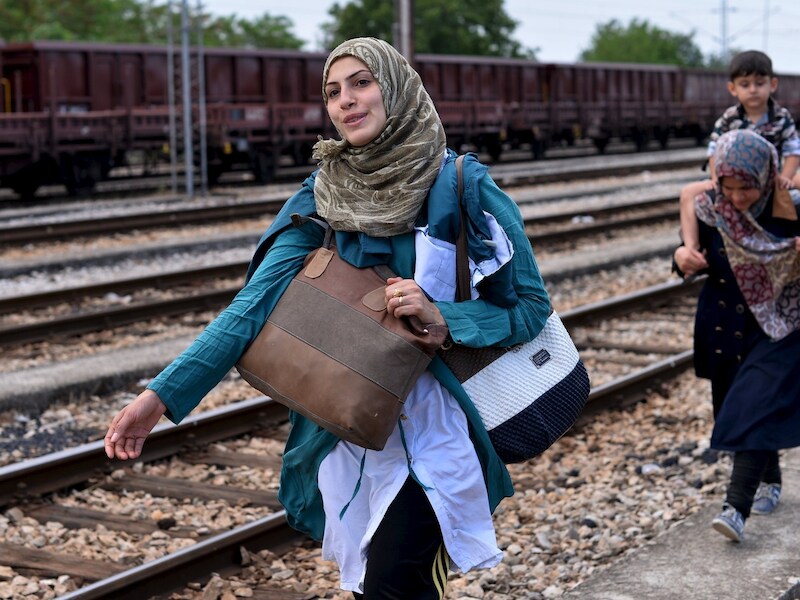 Migranten aan de Grieks-Macedonische grens op weg naar een beter bestaan in Europa.