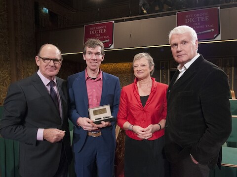 Winnaar Edward Vanhove met presentatoren Philip Freriks en Martine Tanghe. Adriaan van Dis (rechts) schreef het Groot Dictee.