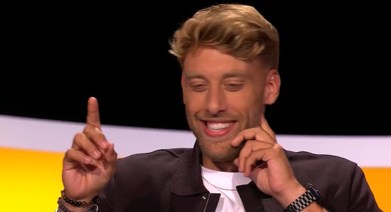 Ward Lemmelijn zingt een deuntje in ‘De slimste mens ter wereld‘, maar zonder het verhoopte resultaat.