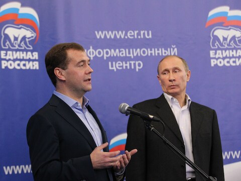 Dimitri Medvedev (L) en kompaan Vladimir Poetin (R).