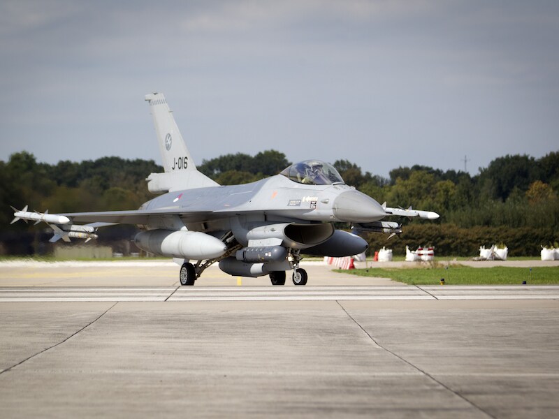 Een Nederlandse F-16 op de vliegbasis van Volkel.