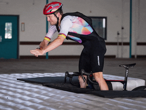 Jan Bakelants test de Aerobag op een valmat.