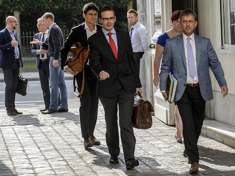 De CD&amp;V-onderhandelaars komen aan in het voorzitterschap van de Kamer, op de achtergrond coformateur Charles Michel.