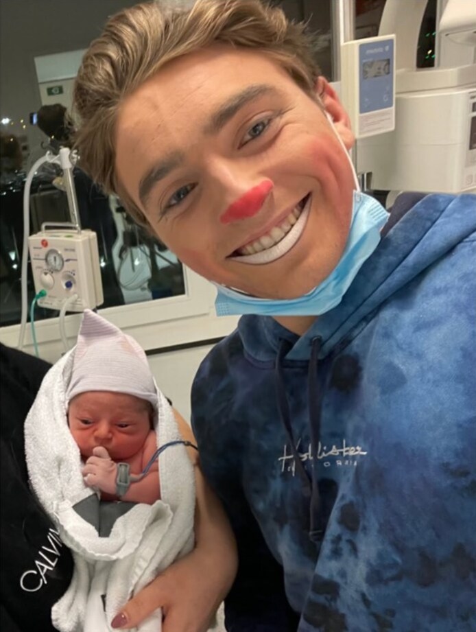 Clown Daniel (22) verlaat voorstelling in allerijl om zoontje Liam te ...
