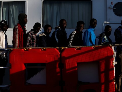 Geredde vluchtelingen die wachten om in de haven van Pozzallo aan land te gaan.