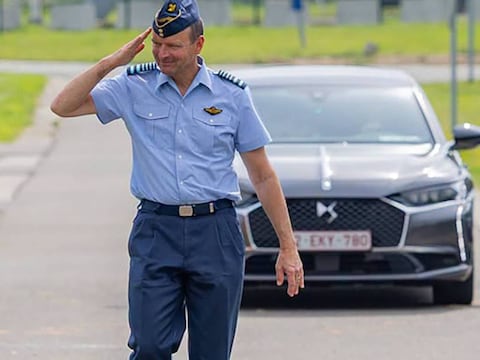 Onder anderen generaal Frederik Vansina, de stafchef van het Belgisch leger, wordt rondgereden in een DS 9 (op de achtergrond), een auto die volledig in China werd gemaakt.