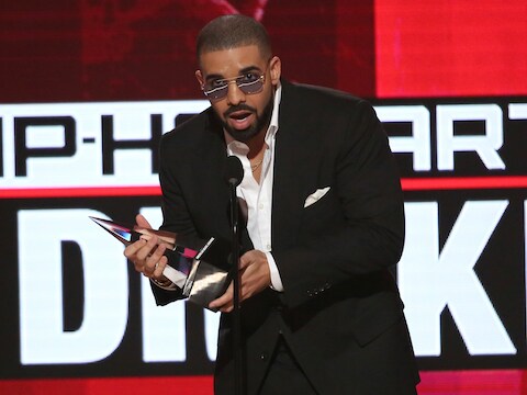Drake ontvangt de prijs voor favoriete artiest.