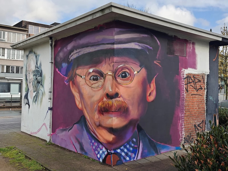 Het werk van Case Maclaim op het Victor Roosensplein staat naast het oudste streetartwerk van Merksem. Beide tonen een portret van Gaston Berghmans.

