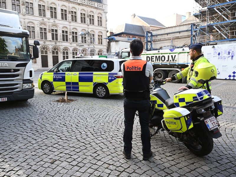 Paar weken na planting is bekende Meyboom op Grote Markt in Leuven omvergereden door vuilniswagen