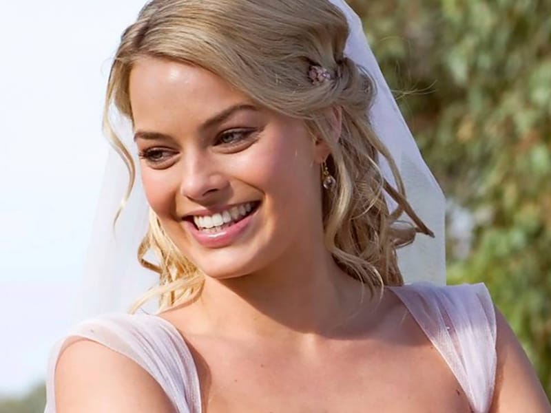 ‘Buren’ herrijst als AI-reeks op je smartphone, met Margot Robbie als uithangbord: “Klassieke tv-reeksen kunnen zo een volledig nieuw publiek bereiken”