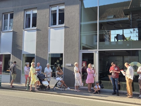 Bij Optiek Cannoo stond nog voor openingstijd een lange rij wachtenden aan te schuiven voor een eclipsbril.