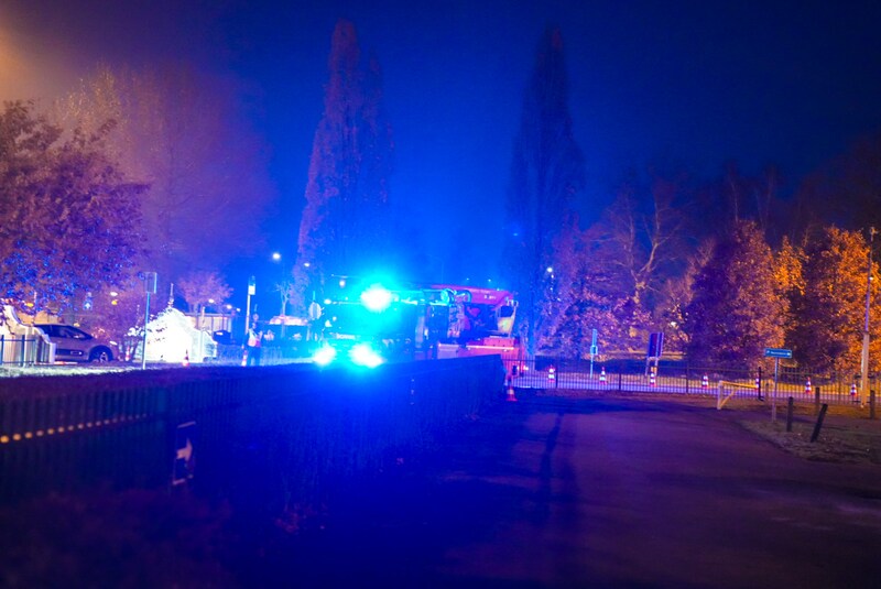 Una mujer se siente mal en las gradas durante una actuación de Efteling.