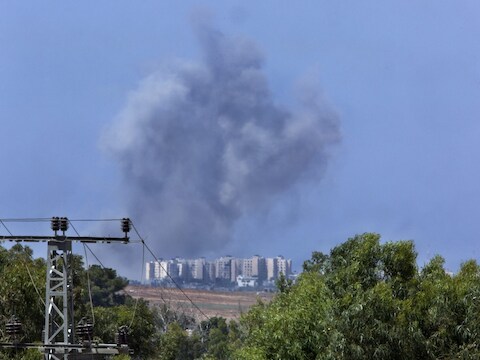 Een rookkolom na een Israëlische luchtaanval op de noordelijke Gazastrook.