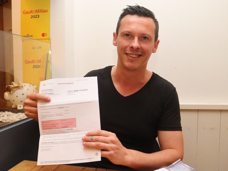 Ritchie toont de aanmaning waarin gedreigd wordt met een deurwaarder voor een schuld van 30 cent.