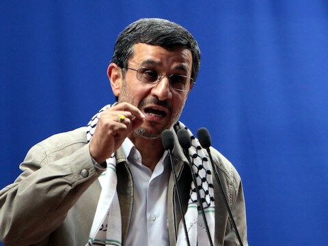 Ahmadinejad maakt er geen geheim van wie hij steunt: de Palestijnse sjaal om zijn nek zegt genoeg.
