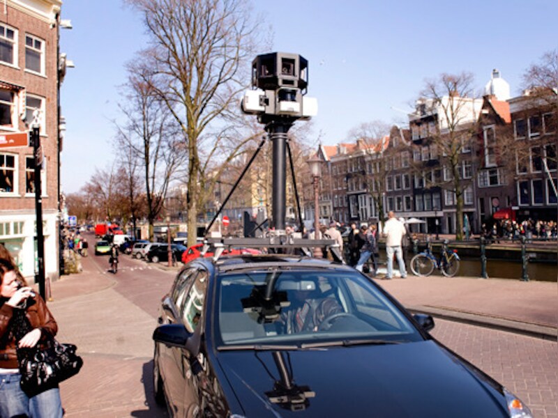 Een 'Street View'-auto van Google in Amsterdam