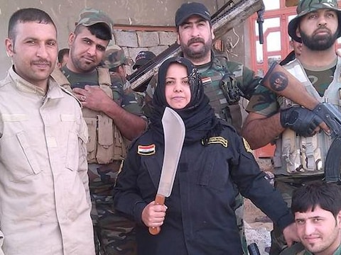 Wahida Mohamed, alias Um Hanadi, met enkele leden van de tribale militie die ze leidt.