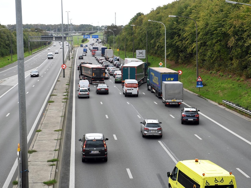Mensen die proberen door te rijden, op het laatste nippertje proberen in te voegen of mensen die gewoon willen passeren: het is één grote chaos op de E40 ter hoogte van Heverlee.