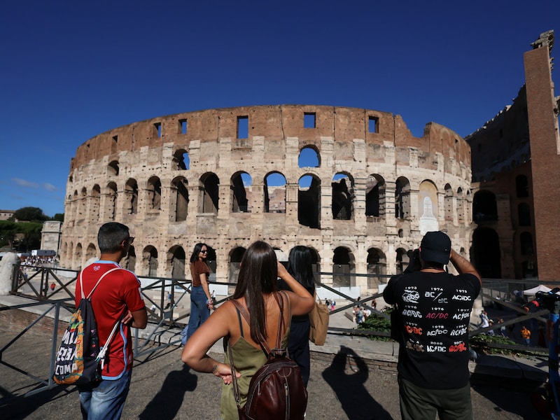 Toeristen nemen foto’s van het Colosseum. (26/09/26)