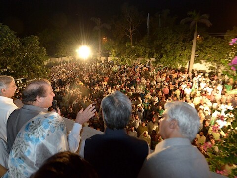 Nawaz Sharif spreekt zijn kiezers toe.