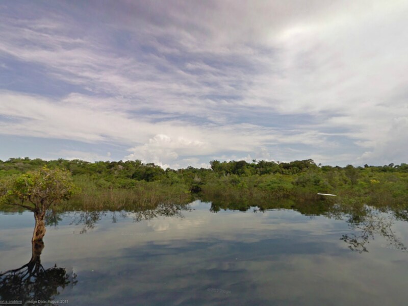 Street View-opname van de Rio Negro even ten noordwesten van de Braziliaanse stad Manaus.