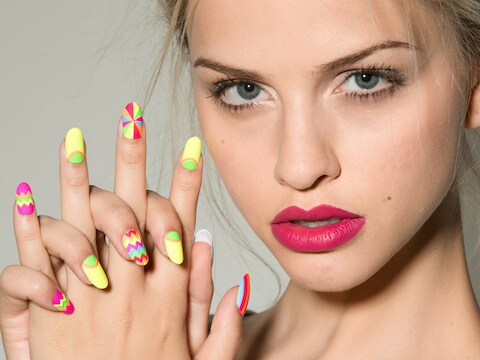 Matte neonnagels.