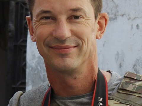 De journalist in Aleppo voor hij gegijzeld werd.