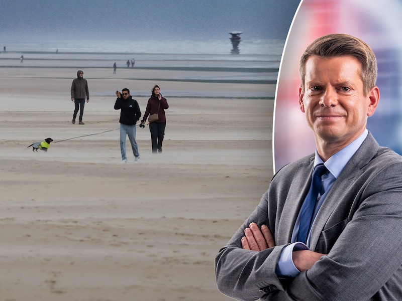 Wandelaars trotseren storm Austen op het strand van Oostende. 