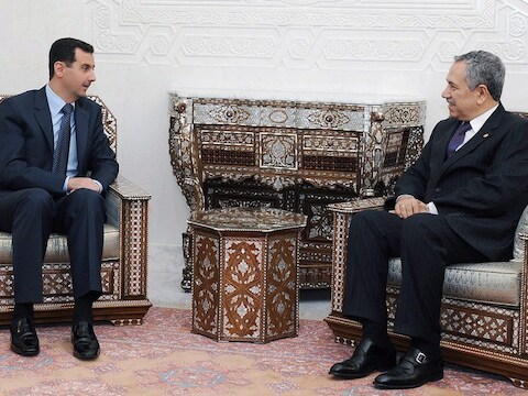 Archiefbeeld van de Syrische president Assad en Bulent Arinc.