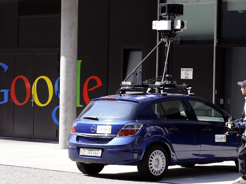 Een wagen van Google maakt foto's voor Street View.