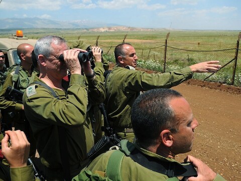 De Israëlische stafchef Benny Gantz (hier met verrekijker) waarschuwde het regime in Damascus dat het zelf de gevolgen van een verdere escalatie draagt.