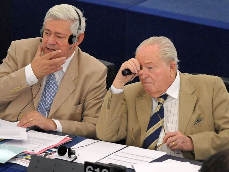 Jean-Marie Le Pen (R)