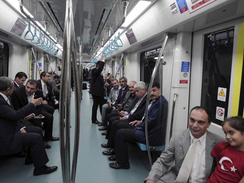 De eerste passagiers gisteren na de opening van de tunnel die het Europese deel van Istanboel met het Aziatische verbindt.