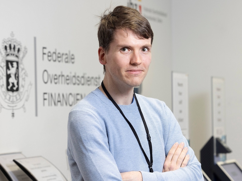 Benjamin (30) verdient als fiscaal controleur ruim 3.100 euro netto per maand: “Ik glimlach als mensen aan saai papierwerk denken”