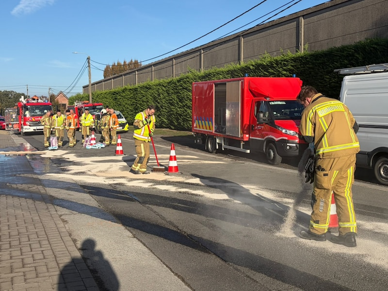 De brandweer kwam ter plaatse om het brandstofspoor in de Stientjesstraat op te ruimen.