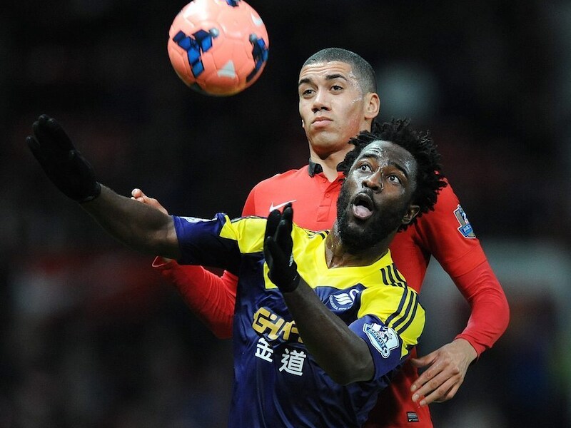 Chris Smalling (links) in actie tegen Wilfried Bony.