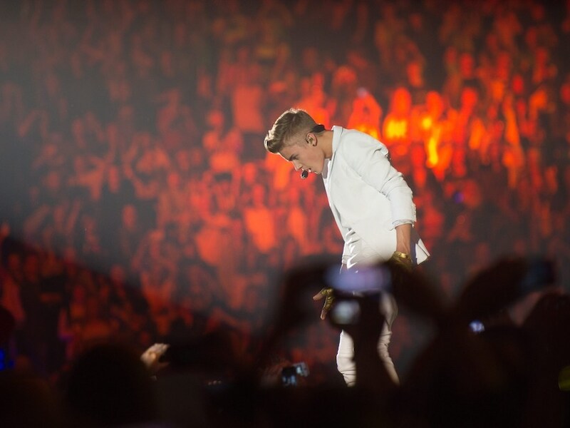 Justin Bieber tijdens zijn optreden maandag in het Poolse Lodz.